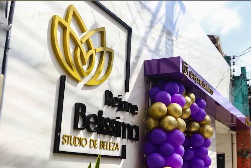 Fachada do Rejane Belíssima Studio de Beleza com logotipo dourado e balões roxos e dourados