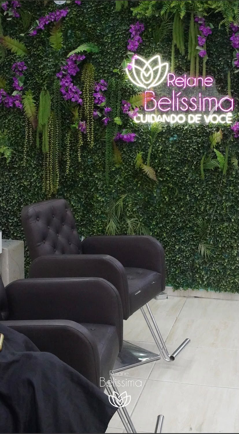 Ambiente do estúdio com poltronas e letreiro luminoso Rejane Belíssima